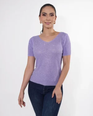 Mujer usando blusa color lila.