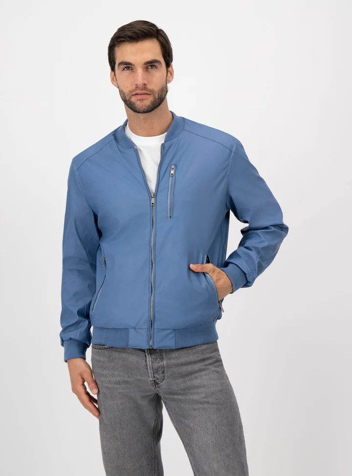 Hombre usando un bomber color azul.