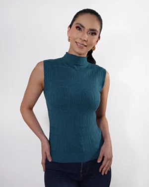 Mujer usando blusa color azul.