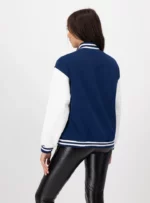 Mujer usando beisbolera color azul.