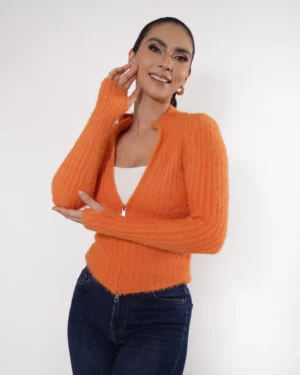 Mujer usando suéter color anaranjado.