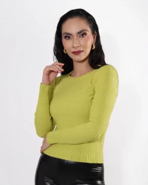Mujer usando blusa color verde.