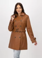 Mujer con gabardina color café.