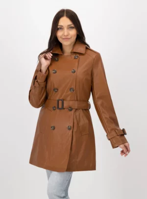 Mujer con gabardina color café.