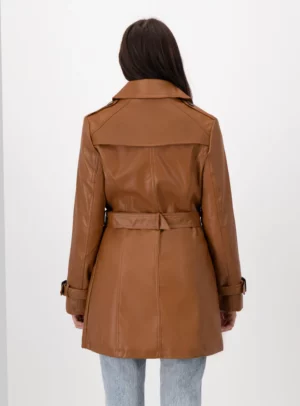Mujer con gabardina color café.
