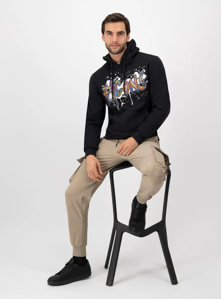 Hombre usando sudadera negra con dibujo.