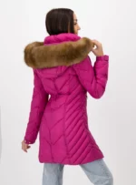 Mujer usando chamarra rosa.
