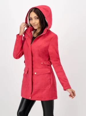 Mujer usando abrigo color rojo.