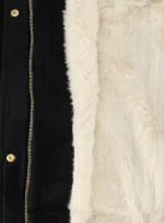Abrigo color negro con beige.