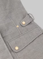 Abrigo color gris.