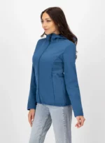 Mujer usando chamarra color azul.