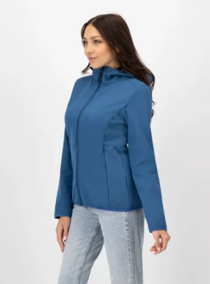 Mujer usando chamarra color azul.