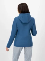 Mujer de espaldas usando chamarra color azul.