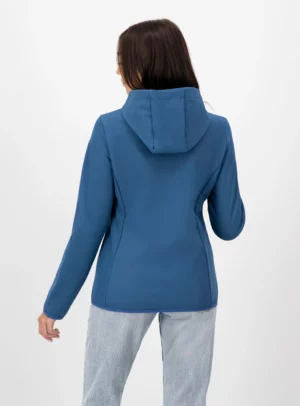 Mujer de espaldas usando chamarra color azul.