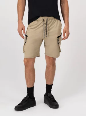 Short beige para hombres.