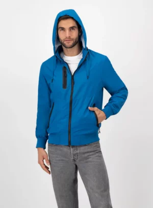 Hombre usando rompevientos color azul.