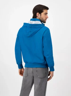 Hombre usando rompevientos color azul.