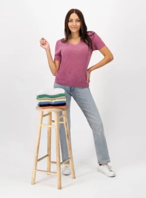Mujer usando blusa color rosa.