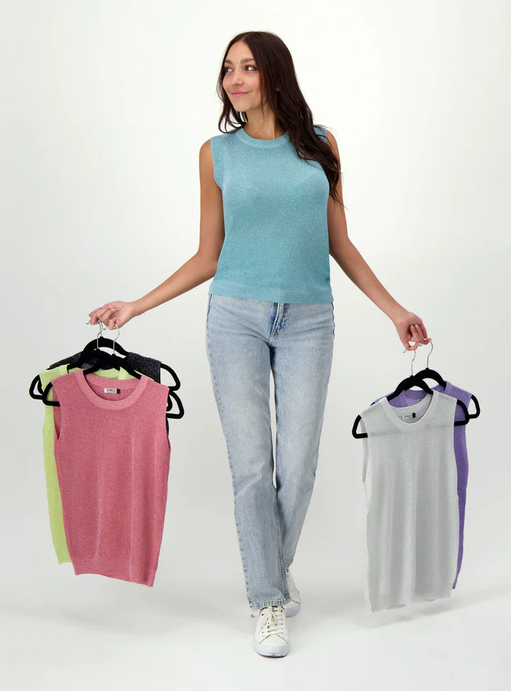 Mujer usando blusa color azul y en su mano tiene más blusas.