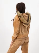 Mujer usando conjunto de pants color café.