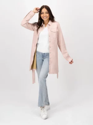 Mujer usando camisola color beige.