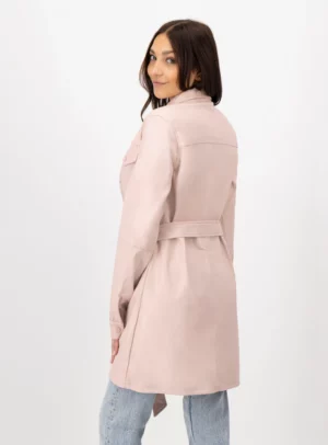 Mujer usando camisola color beige.