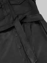 Gabardina color negro.