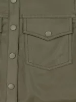 Gabardina color gris.