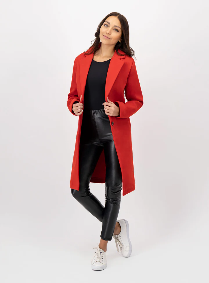 Mujer usando abrigo color rojo.