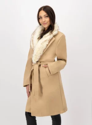 Mujer usando abrigo color beige.