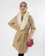 Mujer usando abrigo color beige.