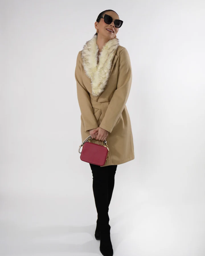 Mujer usando abrigo color beige.