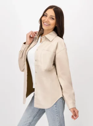 Mujer usando camisola color beige.