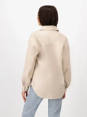 Mujer usando camisola color beige.