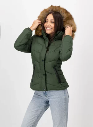 Mujer con chamarra color verde.