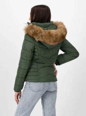Mujer con chamarra color verde.