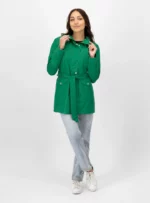 Mujer usando gabardina color verde.