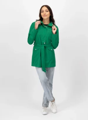 Mujer usando gabardina color verde.