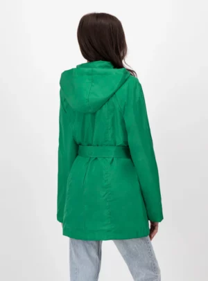 Mujer usando gabardina color verde.