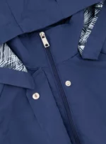 Gabardina color azul.