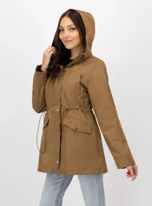 Mujer usando gabardina color café.