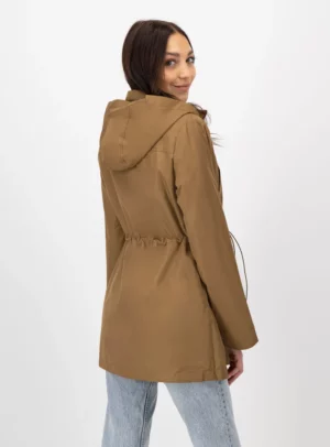 Mujer de espaldas usando gabardina color café.