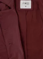 Gabardina color guinda.