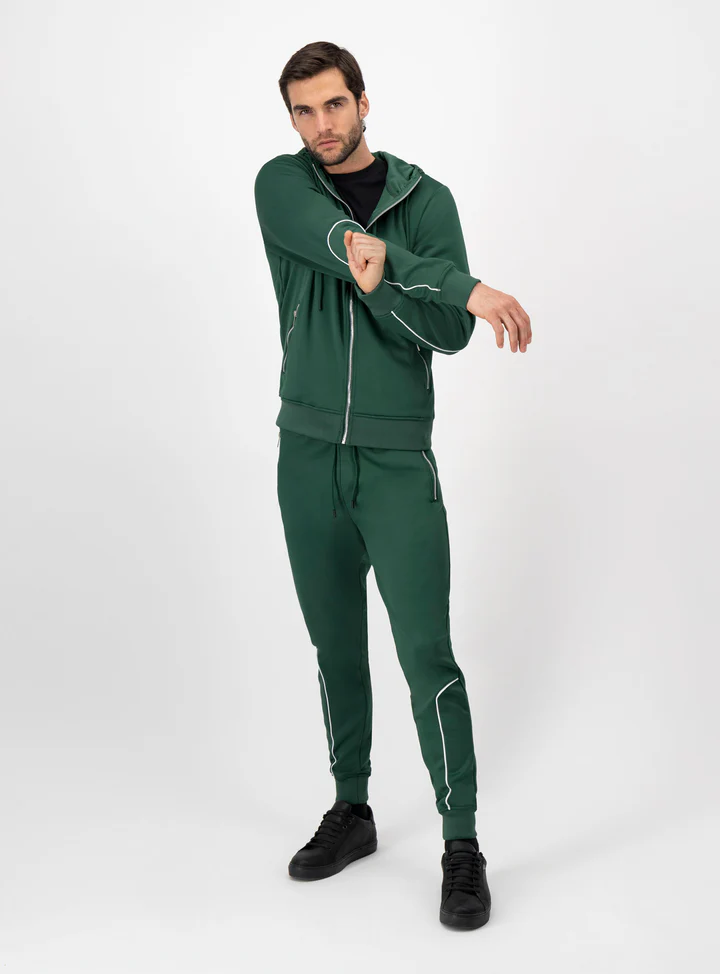 Hombre usando conjunto de pants color verde.