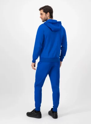 Hombre usando conjunto de pants color azul.