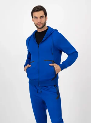 Hombre usando conjunto de pants color azul.