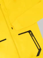 Sudadera color amarillo.