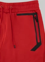 Pants color rojo.