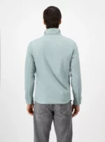 Hombre de espaldas usando chamarra de color azul claro.