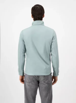 Hombre de espaldas usando chamarra de color azul claro.